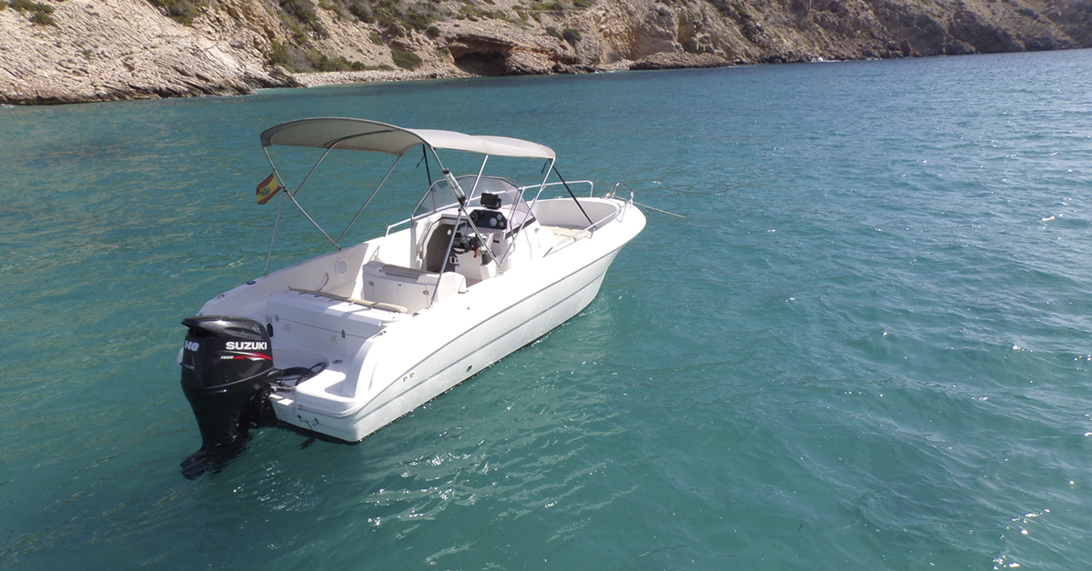 barco blanco en una cala de ibiza