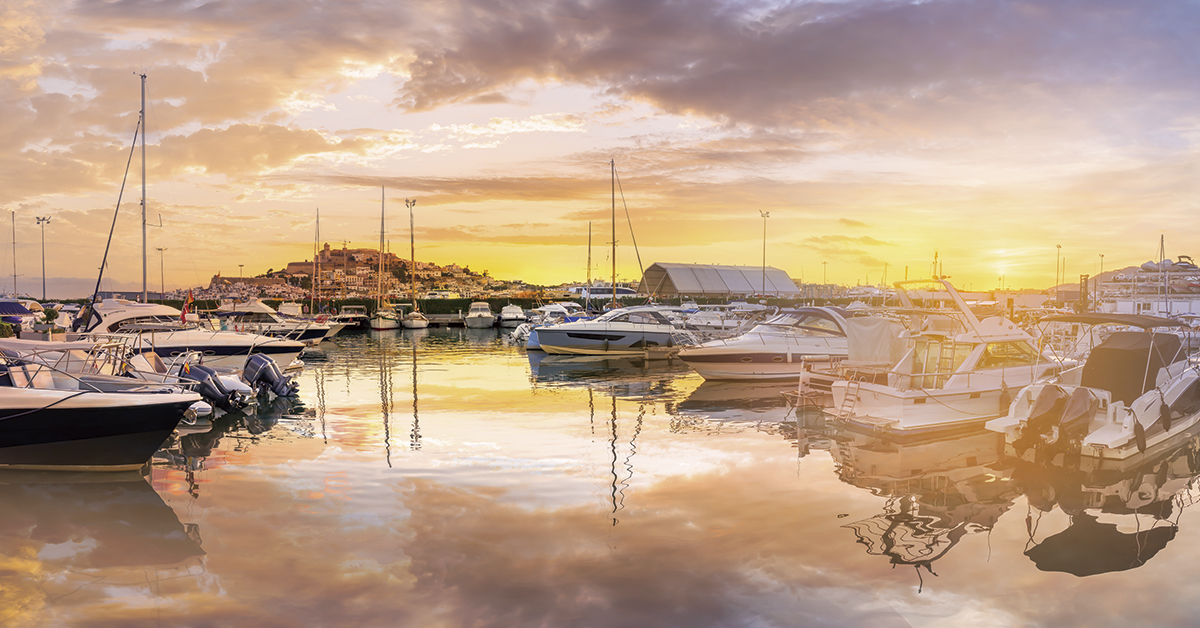 barcos amarrados en el puerto de ibiza