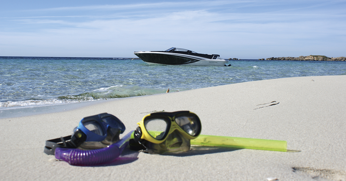 gafas de buceo en la arena barco alquiler en el mar